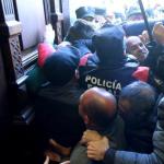 Incidentes en la puerta del Parlamento de Navarra. Foto: Patxi Cascante