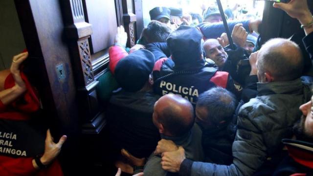 Incidentes en la puerta del Parlamento de Navarra. Foto: Patxi Cascante Incidentes en la puerta del Parlamento de Navarra. Foto: Patxi Cascante
