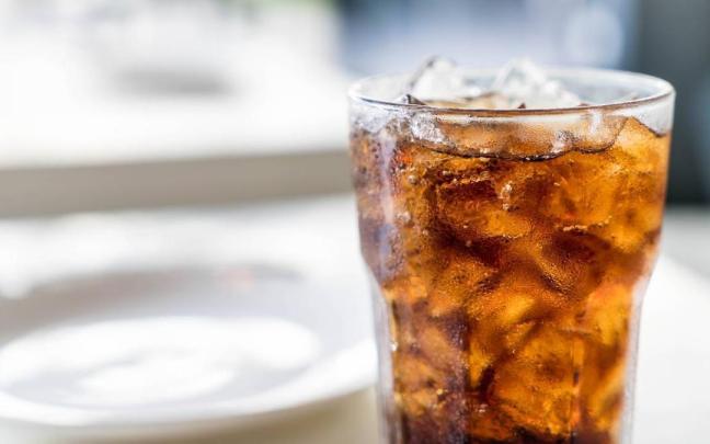 ¿A cuantas tazas de café equivale una lata de Coca-Cola? / iced cola glass on the table ¿A cuantas tazas de café equivale una lata de Coca-Cola?