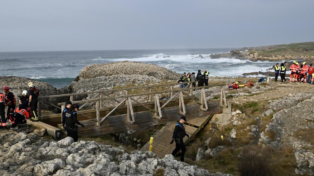 Equipos de rescate y policia local trabajando en el lugar de los hechos cuando sucedió el accidente el 3 de marzo.
