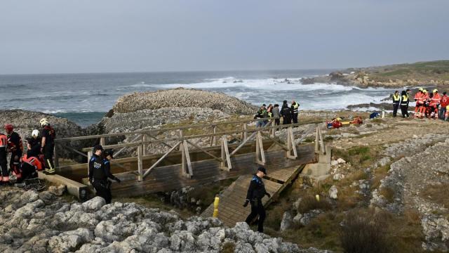 Equipos de rescate y policia local trabajando en el lugar de los hechos cuando sucedió el accidente el 3 de marzo.
