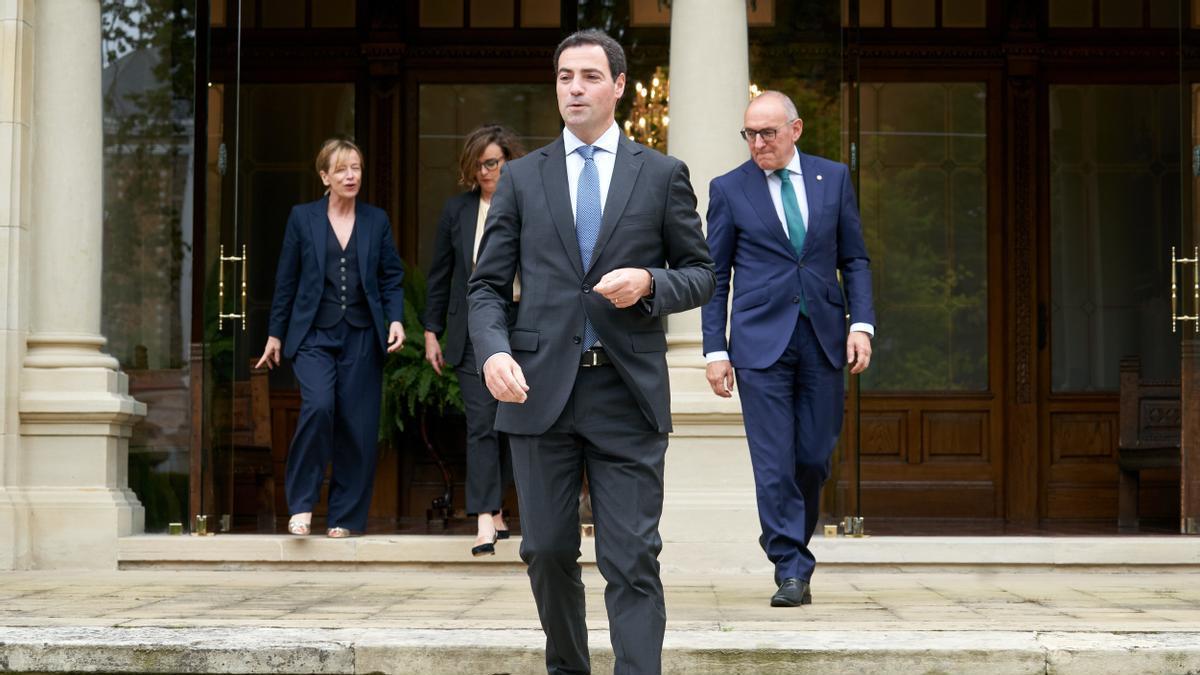 El lehendakari, Imanol Pradales, junto a los tres diputados generales en Ajuria Enea.