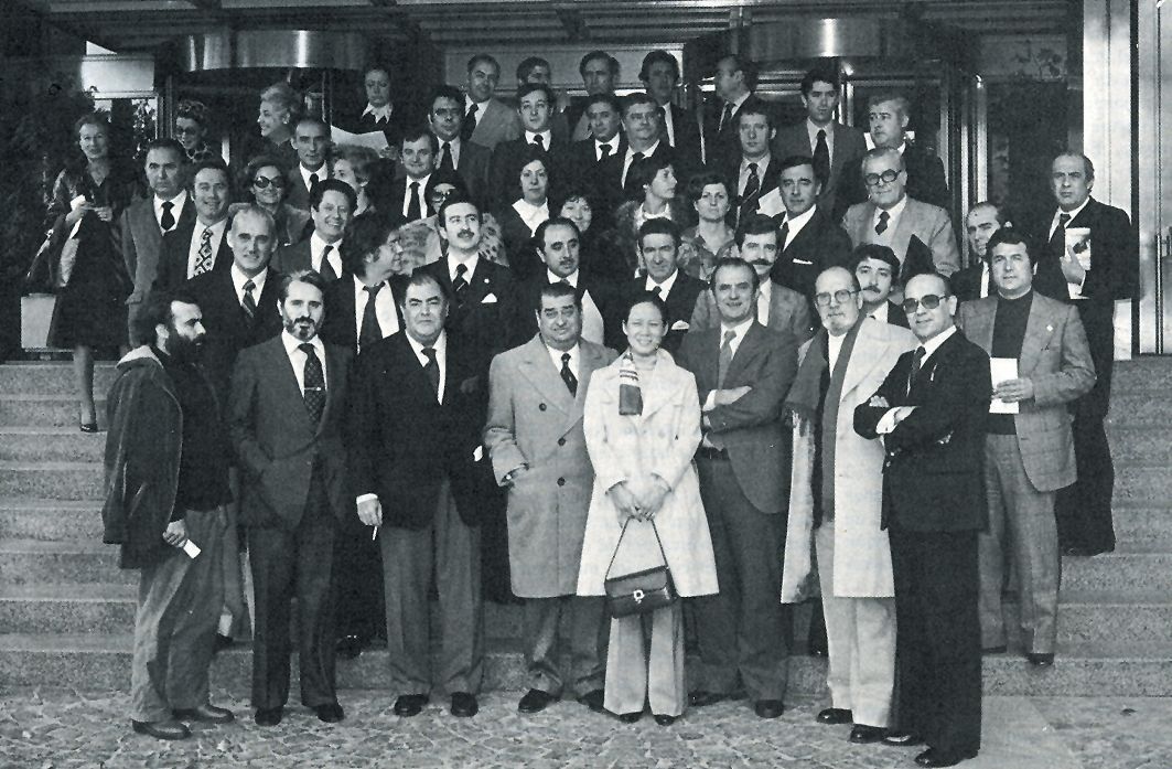Foto de grupo de los participantes de una Mesa redonda.