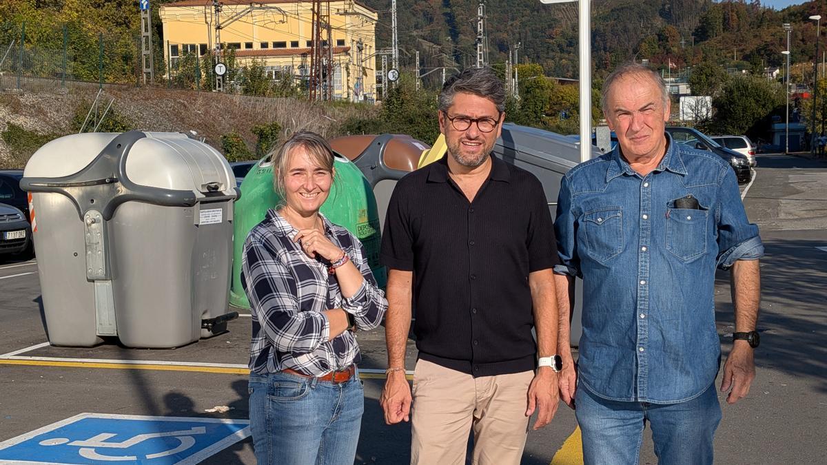 Joseba Aranburu, portavoz del PNV en Ordizia, en el centro.