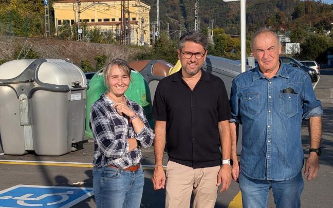 Joseba Aranburu, portavoz del PNV en Ordizia, en el centro.