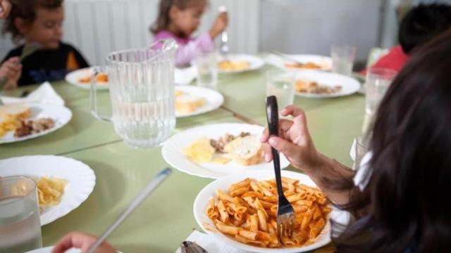 Un grupo de estudiantes comiendo en el comedor escolar.