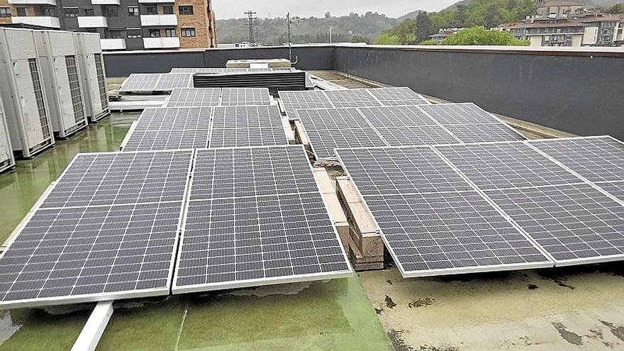 Placas solares en el tejado de Erribera.
