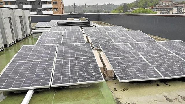 Placas solares en el tejado de Erribera.