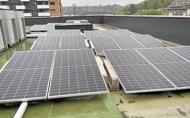 Placas solares en el tejado de Erribera.