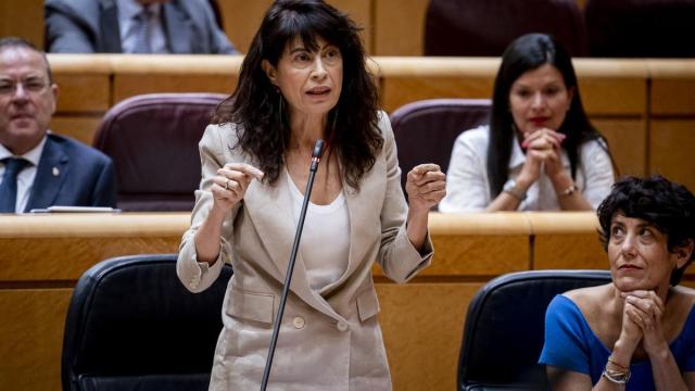 La ministra de Igualdad, Ana Redondo, interviene durante una sesión de control al Gobierno en el Senado.