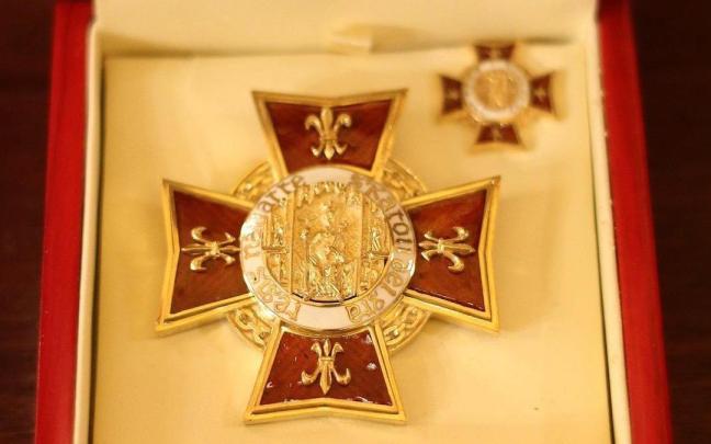 Detalle de la Cruz de Carlos III El Noble de Navarra