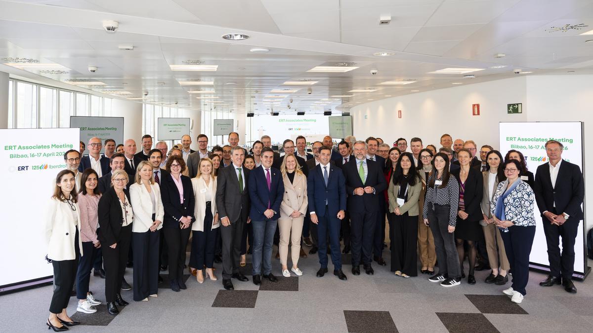 Foto de familia de los participantes en la reunión de la ERT en la Torre Iberdrola de Bilbao, junto al lehendakari.