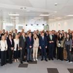 Foto de familia de los participantes en la reunión de la ERT en la Torre Iberdrola de Bilbao, junto al lehendakari.