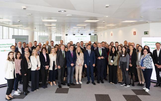 Foto de familia de los participantes en la reunión de la ERT en la Torre Iberdrola de Bilbao, junto al lehendakari.