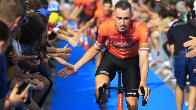 Txomin Juaristi seguirá dos campañas más en el equipo vasco.