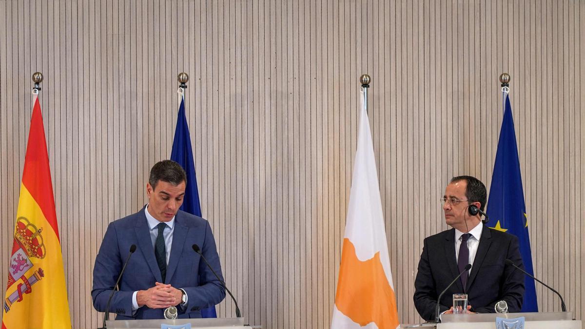 Pedro Sánchez, junto al presidente de Chipre, Nicos Jristodulidis.