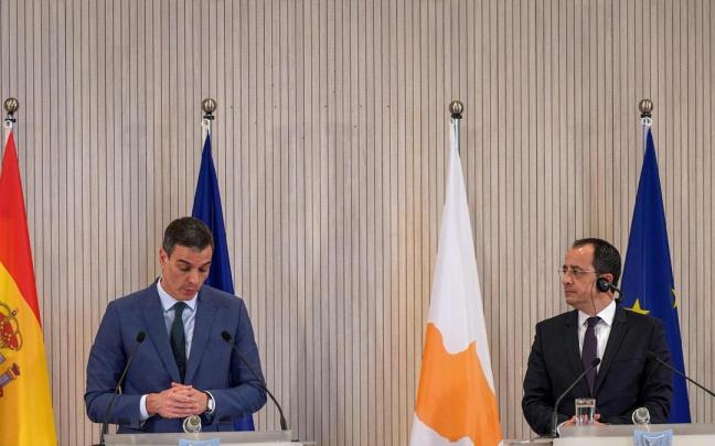 Pedro Sánchez, junto al presidente de Chipre, Nicos Jristodulidis.