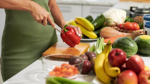 Selección de frutas y verduras sobre la mesa de la cocina