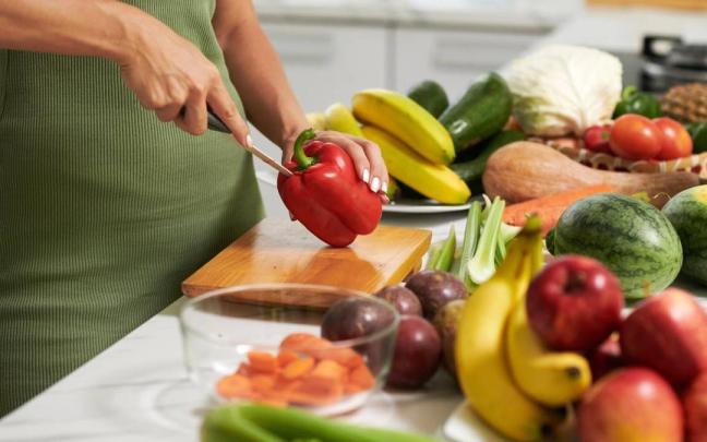 Selección de frutas y verduras sobre la mesa de la cocina