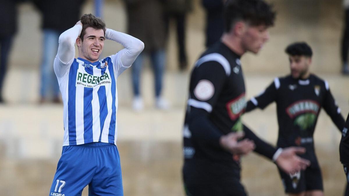 Dani Fernández, del Izarra, se lamenta de una ocasión en el partido contra el Tudelano en Merkatondoa.