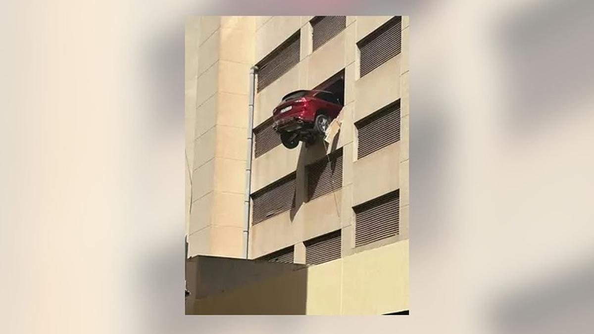 El coche, suspendido en la tercera planta del edificio.