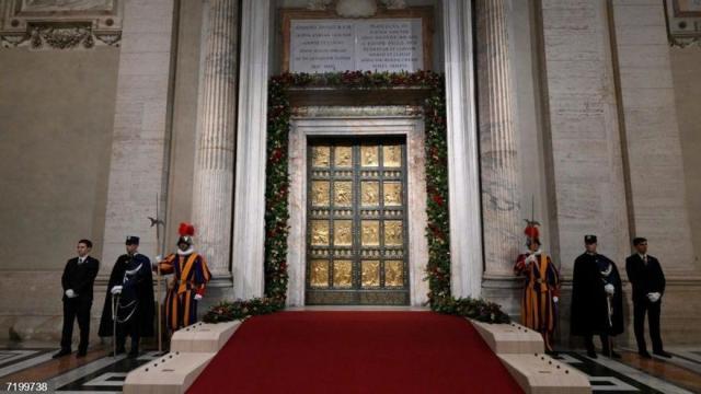 Puerta de la Basílica de San Pedro del Vaticano