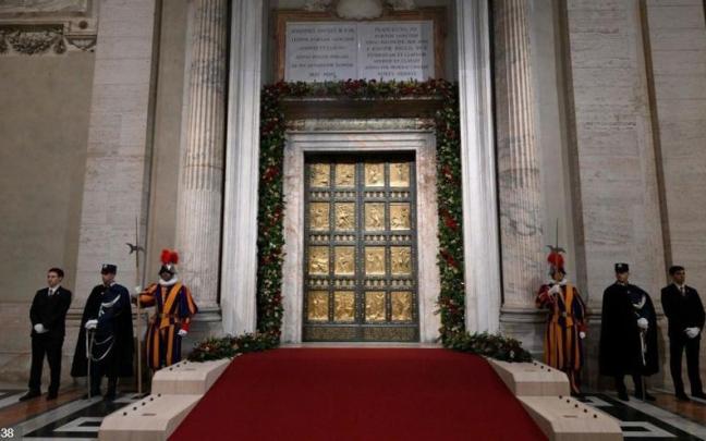 Puerta de la Basílica de San Pedro del Vaticano