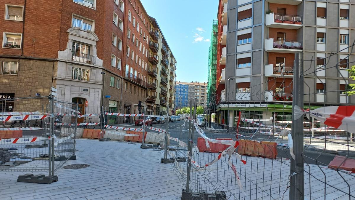 En imágenes: un hostelero de Vitoria tiene que hacer un 'auténtico tetris' cada día para poner la terraza