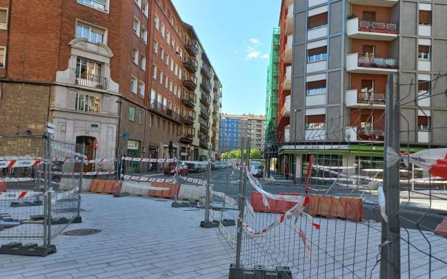 En imágenes: un hostelero de Vitoria tiene que hacer un 'auténtico tetris' cada día para poner la terraza En imágenes: un hostelero de Vitoria tiene que hacer un 'auténtico tetris' cada día para poner la terraza