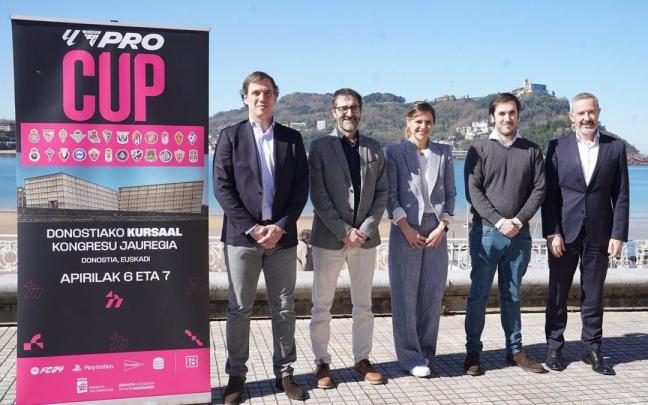 Los representantes de las instituciones vinculadas al evento de LaLiga FC Pro Cup posan junto al cartela anunciador en Donostia../ RUBEN PLAZA