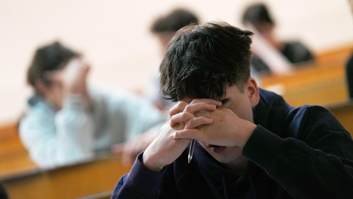 Alumnos durante el primer día de la PAU de 2025