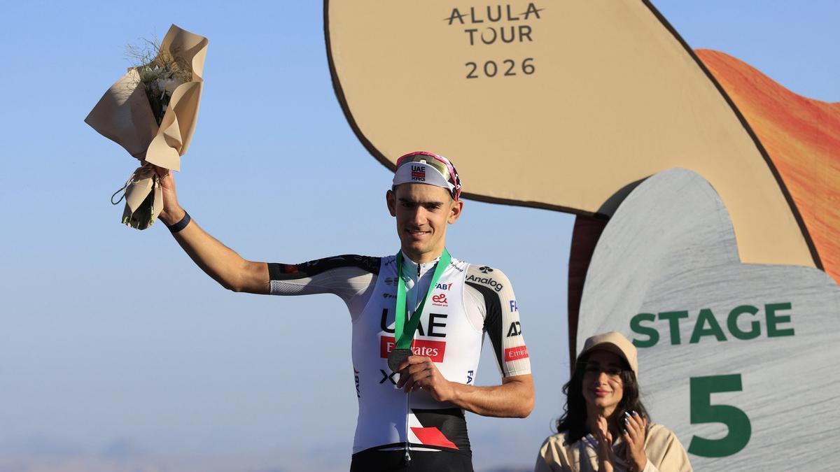 Igor Arrieta festeja la tercera plaza en la general del AlUla Tour.
