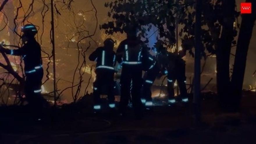 Los incendios que afectan a la Comunidad de Madrid siguen sin estar perimetrados y el viento complicará la extinción.