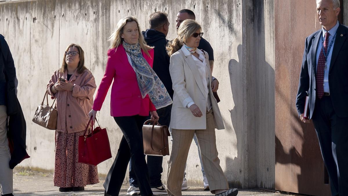 La mujer del extesorero del PP Luis Bárcenas, Rosalia Iglesias Villar (d), a su llegada a la Audiencia Nacional.