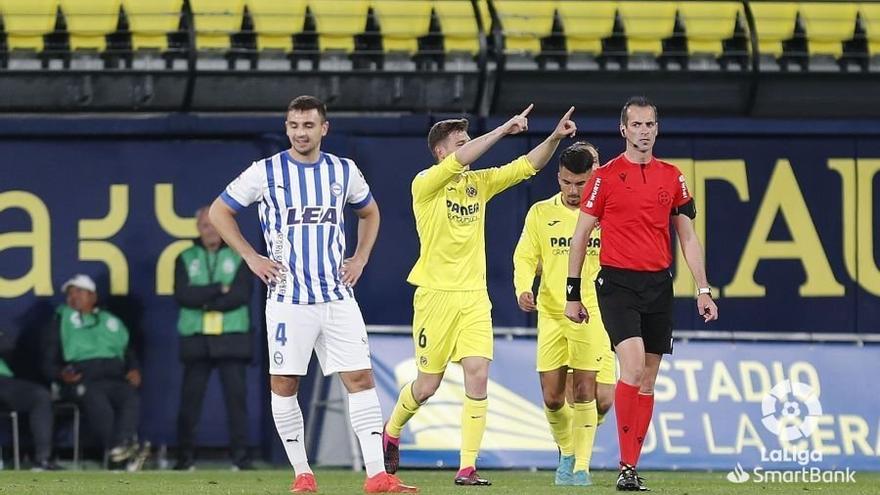 Sedlar se muestra abatido tras el gol del Villarreal, mientras los jugadores locales celebran el tanto