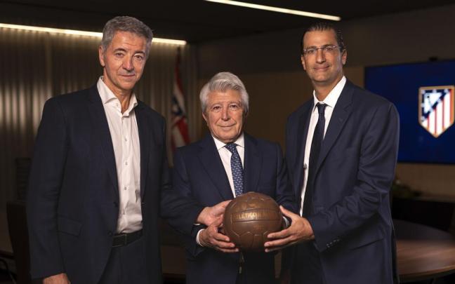 Miguel Ángel Gil Marín, Enroque Cerezo y Robert Givone, en la imagen del acuerdo para la venta de las acciones del Atlético de Madrid a la compañíaApollo.