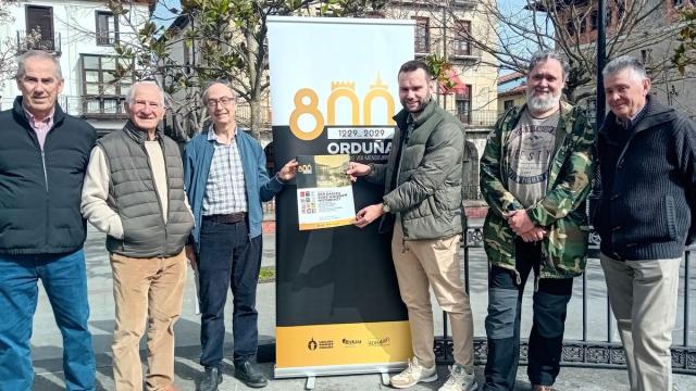 El alcalde de Orduña, con el historiador Jose Ignacio Salazar, integrantes de ADRatan y de la corporación local, en la presentación del acto