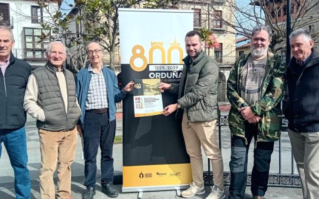 El alcalde de Orduña, con el historiador Jose Ignacio Salazar, integrantes de ADRatan y de la corporación local, en la presentación del acto