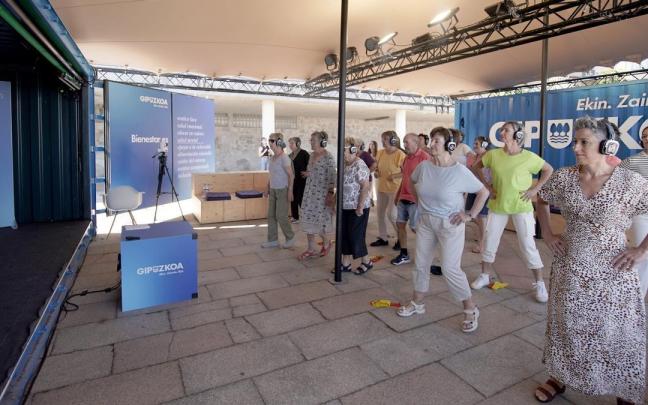 Participantes en uno de los encuentros del programa itinerante sobre el bienestar integral Ongizatearen Plaza celebrados hasta la fecha.