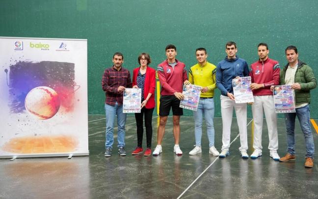 Aitor Ruiz, Livia López, Arkaitz Eskuza, Iker Larrazabal, Joseba Ezkurdia, Darío Gómez y Unai Iglesias, durante la presentación del Pilota Eguna del Ogueta. Aitor Ruiz, Livia López, Arkaitz Eskuza, Iker Larrazabal, Joseba Ezkurdia, Darío Gómez y Unai Iglesias, durante la presentación del Pilota Eguna del Ogueta.