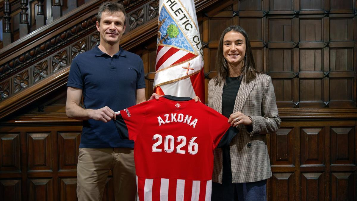 Jon Uriarte, presidente del Athletic, y Ane Azkona posan con la camiseta de la renovación.