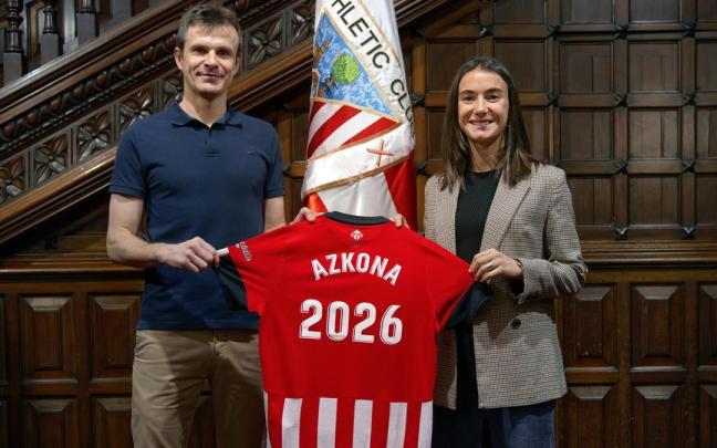Jon Uriarte, presidente del Athletic, y Ane Azkona posan con la camiseta de la renovación. Jon Uriarte, presidente del Athletic, y Ane Azkona posan con la camiseta de la renovación.