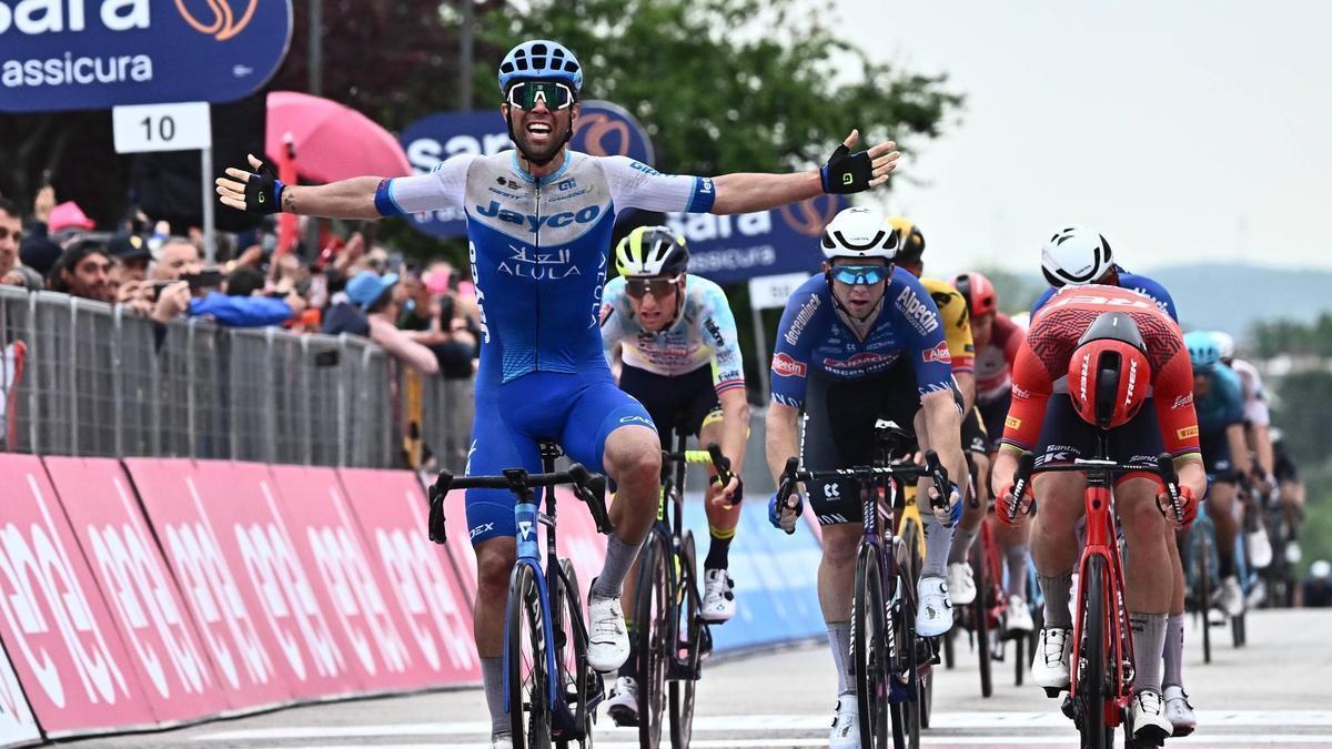 Michael Matthews celebra la victoria ante Pedersen.