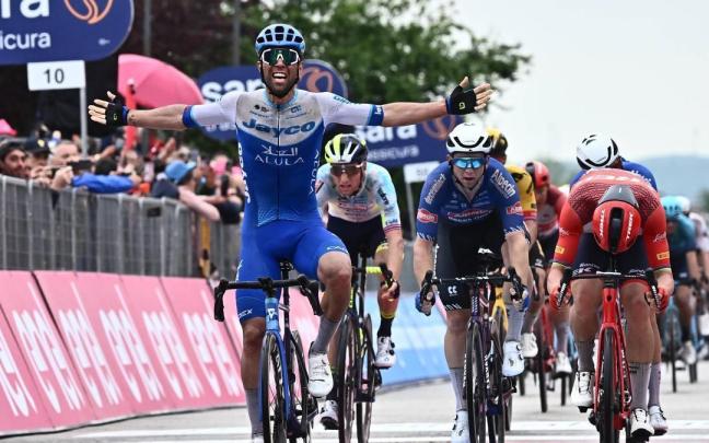 Michael Matthews celebra la victoria ante Pedersen.