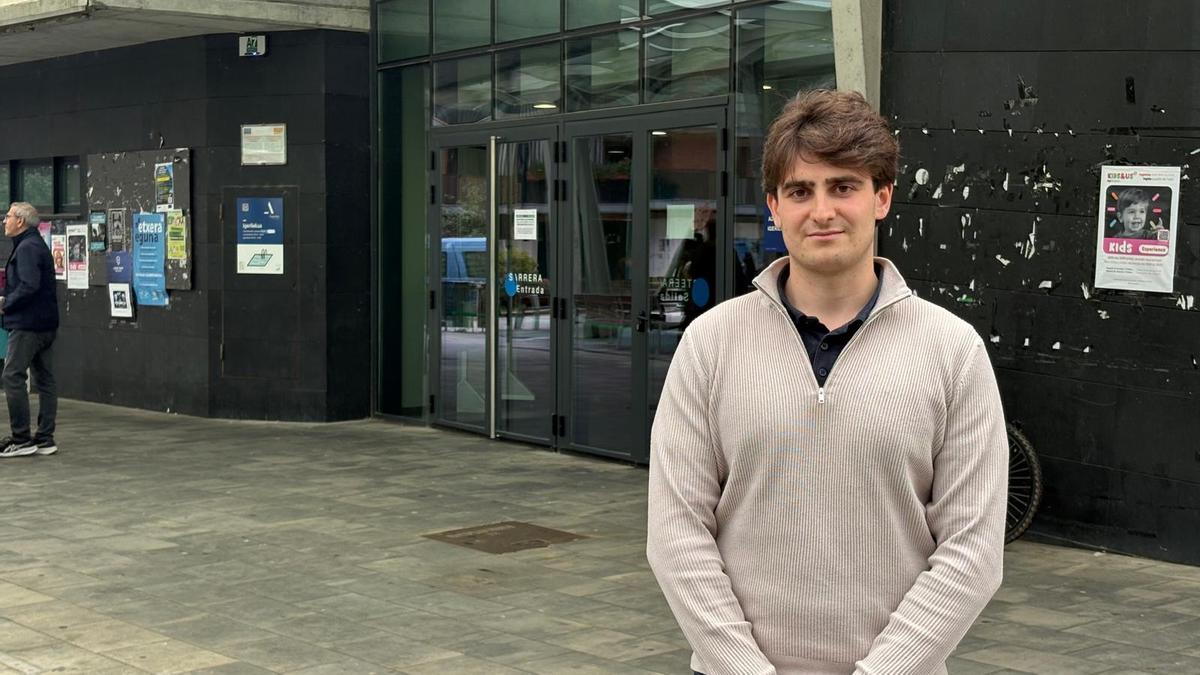 Jokin Badiola, concejal del PNV, en el acceso a las piscinas de Azpeitia.