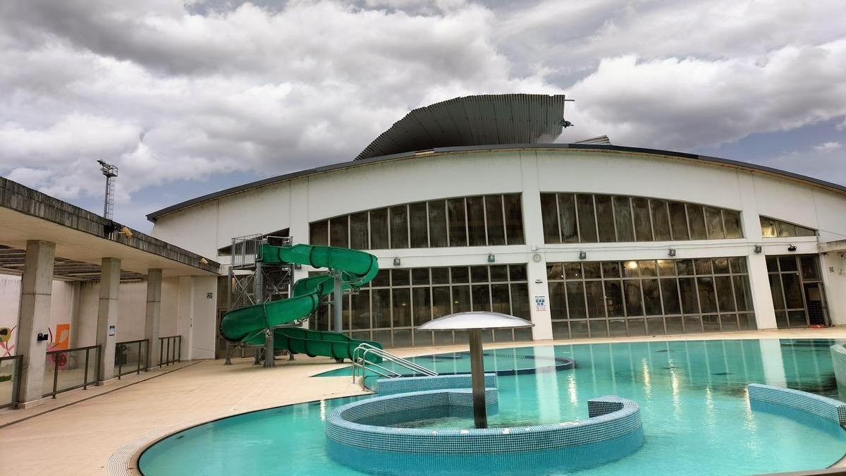 La cubierta del polideportivo Agorrosin de Bergara, arrancada por el viento.