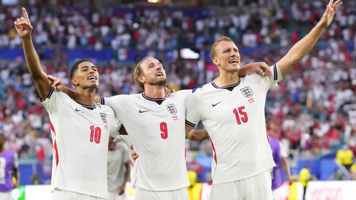 Jude Bellingham, Harry Kane y Dan Burn, tras lograr el billete para las semifinales.