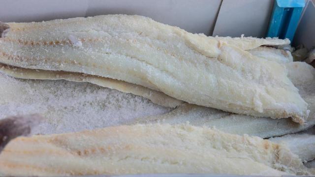 Una caja de bacalao en salazón listo para llevar a casa.