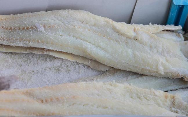 Una caja de bacalao en salazón listo para llevar a casa.