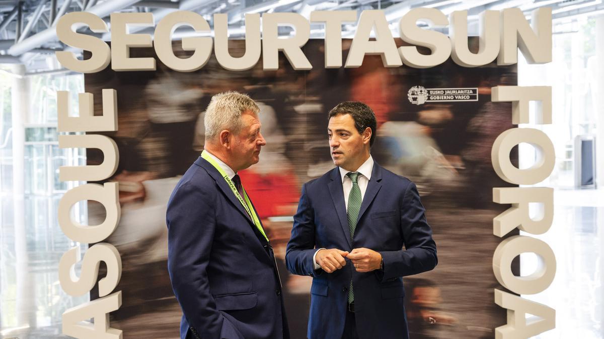 El consejero de Seguridad, Bingen Zupiria, con el lehendakari, Imanol Pradales